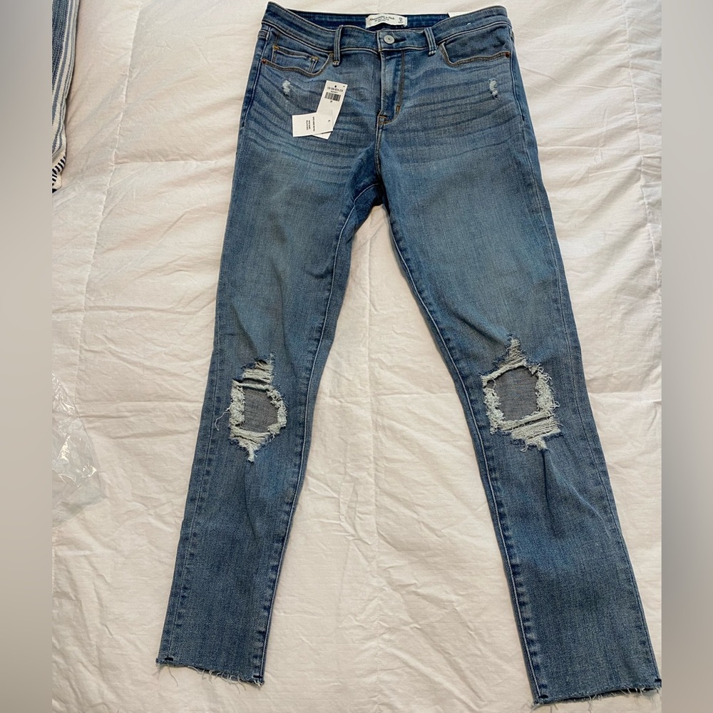 NEW Abercrombie & Fitch, Mid Rise, Super Skinny, distressed jeans - 29/8R